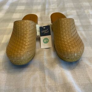 NWT Women’s Universal Thread Woven Clogs